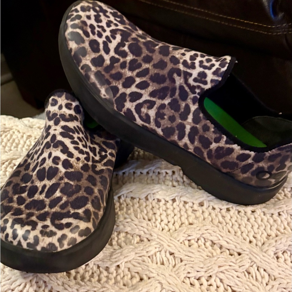 Women’s Oofos Oomg EeZee Leopard Print Slip On Shoes Size 11